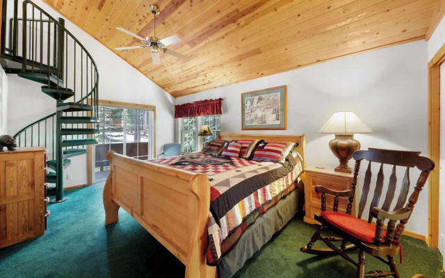 Paradise Pines 3BR Secluded Cabin Minutes in Tahoe Donner!