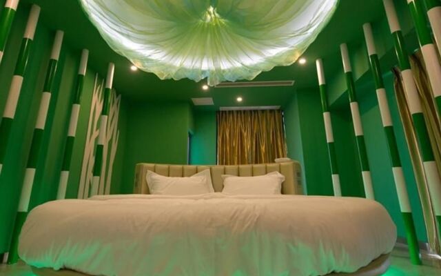 Leaf and Love Theme Hotel