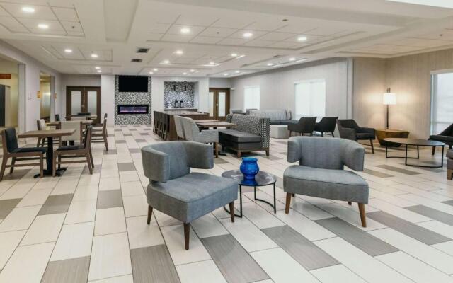 Howard Johnson by Wyndham Bole Plaza Chengwu