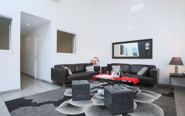 Spacious Apartment for 6, Ideally Located!