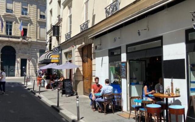 Victoires Near Louvre Apartment