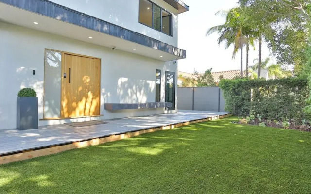 Spacious 5 Bedroom West Hollywood Home With Pool