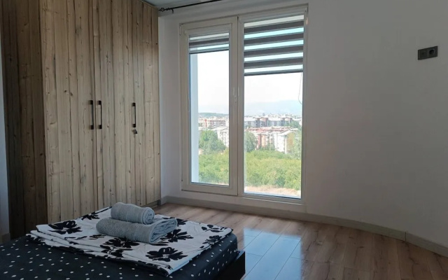 7th Floor Cozy Condo With Parking, Pool, Fitness !