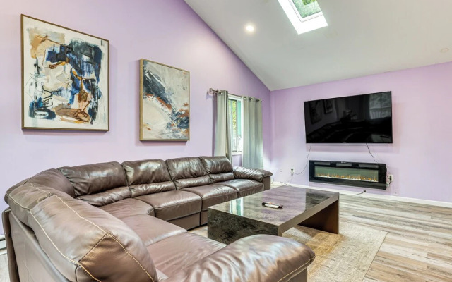 Pocono Getaway: Hot Tub, Community Lake Access!