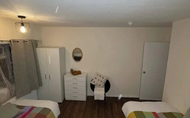 3 Bedrooms - 6 Guests - Parking - Fireplace - Bbq