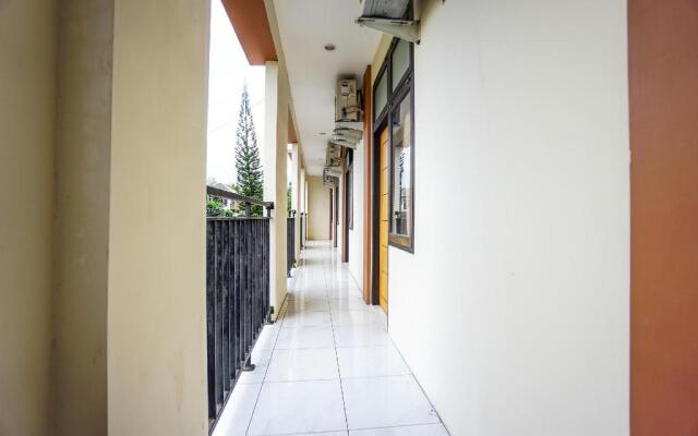 OYO 1693 Edward Residence Malalayang