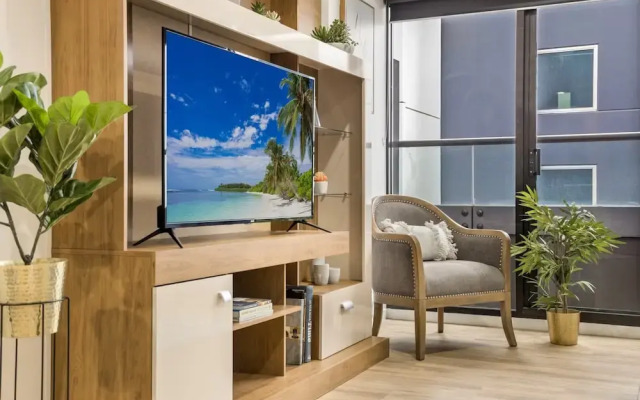 Executive Unit With Pool and Gym Near Riverfront