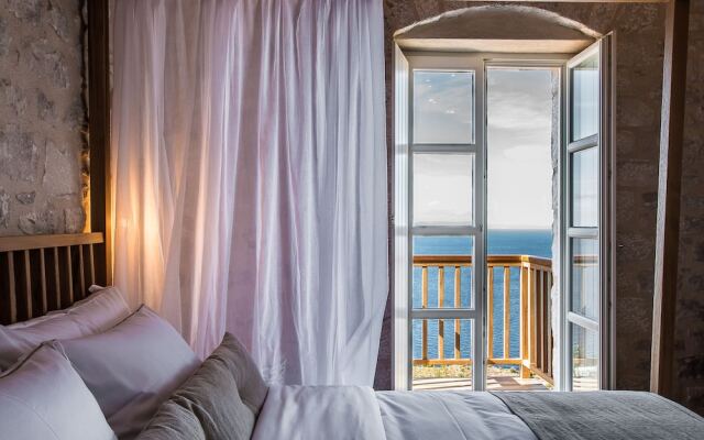 BASSA MAINA Villas & Suites