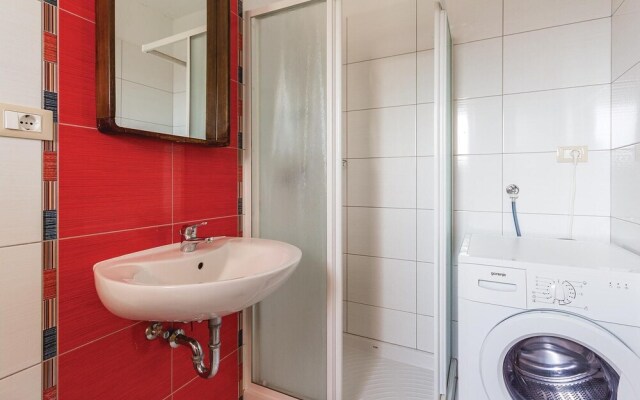 Beautiful Home in Liznjan With Wifi and 6 Bedrooms