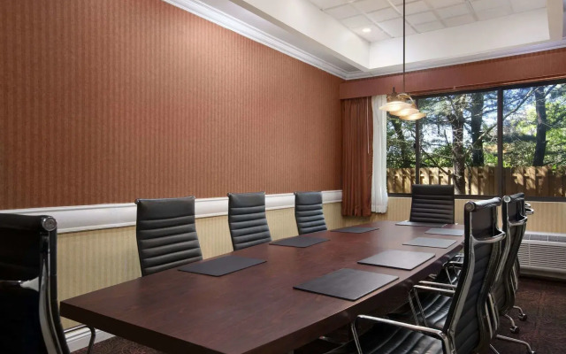 Holiday Inn Long Island-Islip Arpt East by IHG