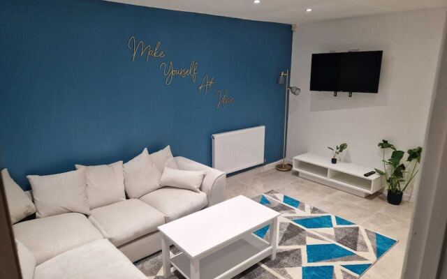 Stunning 3-bed Home Near City Centre, Chic Comfort