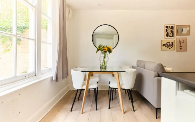 The Streatham Crib - Bright 2bdr Flat