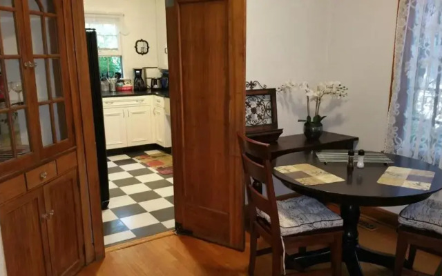 Modern❤️Smart Craftsman HDTV Keurig AC❤of Downtown