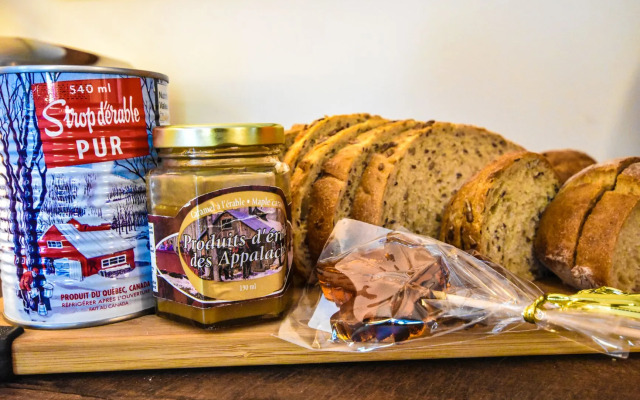 Oberge Inn  Riverside guest room in Val-David village with free parking