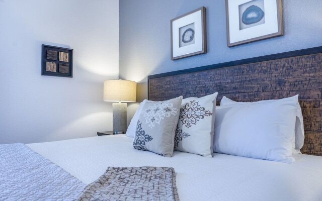 Casa Del Lago Penthouse 3 Bedroom Condo by RedAwning