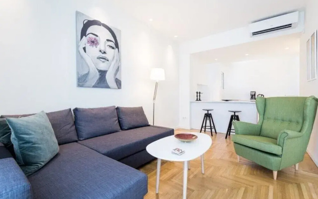 Great Acropolis view apartment in City Center