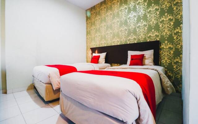 Reddoorz Plus near Mall Ratu Indah 2