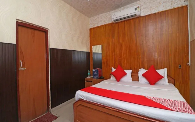 OYO 13234 Hotel Mahak