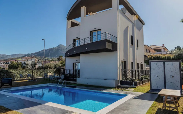 Residence con Piscina e Giardino