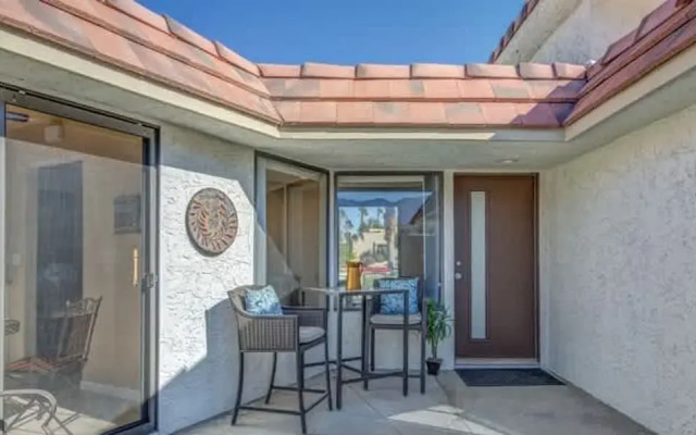 Stylish Condo With Golf Course Views