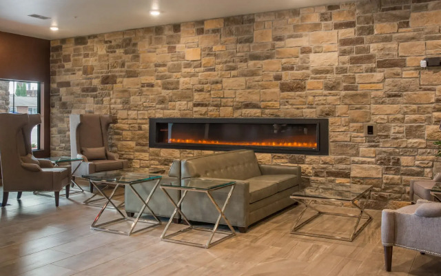 Cobblestone Hotel & Suites-Little Chute