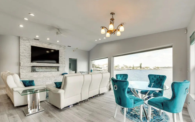 Waterfront Gem: Crystal River Family Home