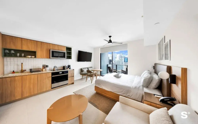 Skyline Chic Downtown Studio Getaway