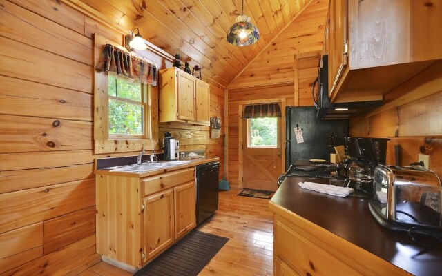 Spacious Cubby Bear Cabin with Private Hot Tub by Redawning