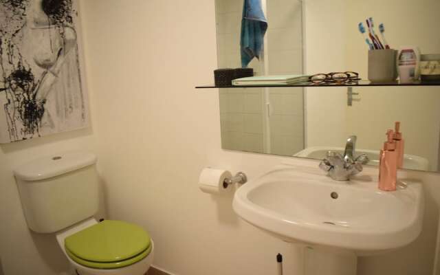 Arty 1 Bedroom Apartment in Camberwell Sleeps 2