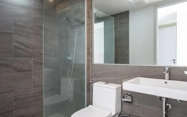 Modern Condo - 1BR & Office T3-528
