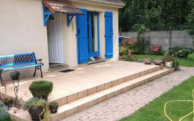 Maison Aux Volets Bleu