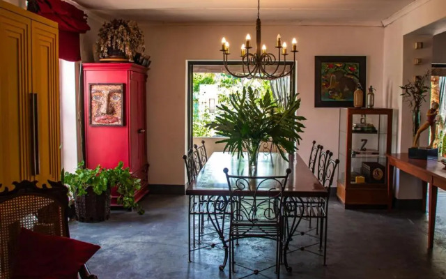 Ebonymoon Guest House and Studio