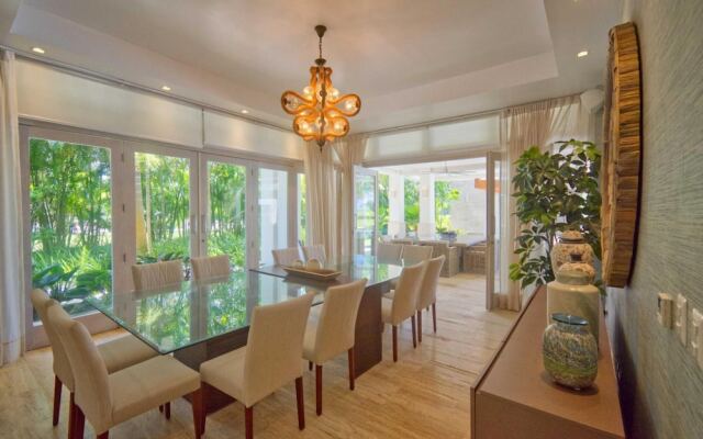 Modern Villa With Ocean View and Service Staff
