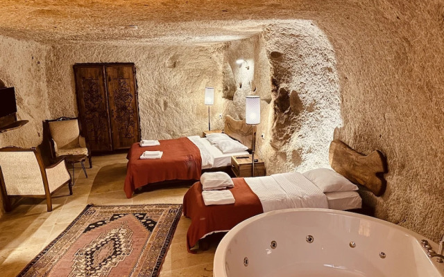 Asma Alti Cave Suits