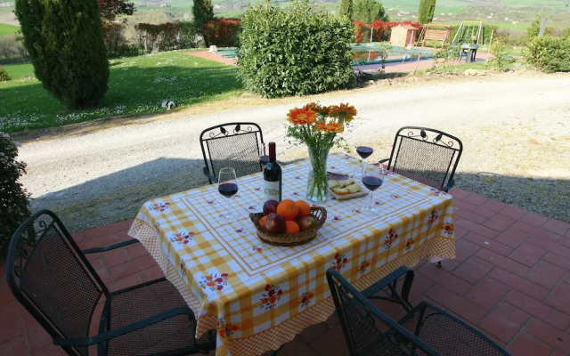 Modern Farmhouse in Pienza With Pool