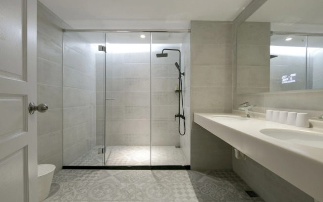 Champs Elysees Hotel