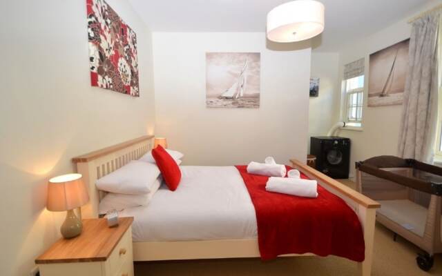 Apartment in 19th-century Building With Communal Garden in Dartmouth