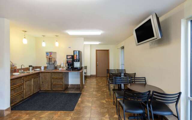 Super 8 by Wyndham Seguin