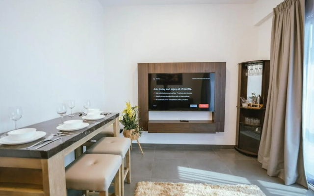 Monty - Charming Unobstructed City Views By The Lake