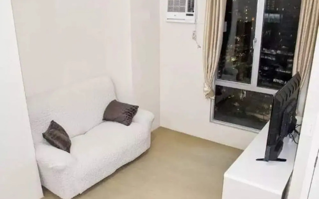 21 Flr Highrise And Seaview Near Ayala