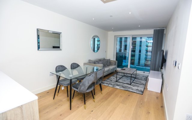 Docklands Stunning 2 bed Apartment London