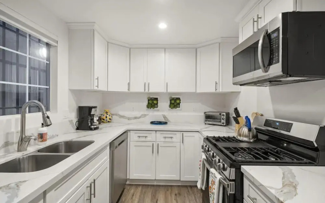 The Avalon - Modern Colorful w Private Parking