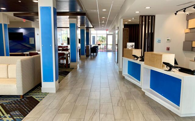 Holiday Inn Express & Suites Moore, an IHG Hotel