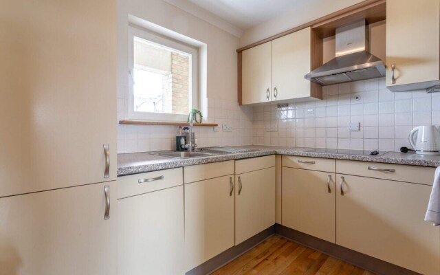 Bright, Modern One-bed With Stunning View of Thames