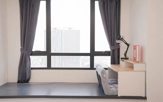 Fully Furnished and Homey Studio Collins Boulevard Apartment
