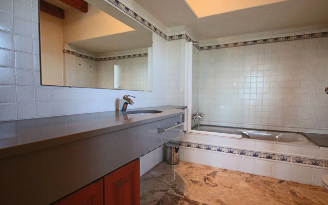 Private 4-bedroom Villa w/ Pool, Summer Kitchen & Expansive Living Space