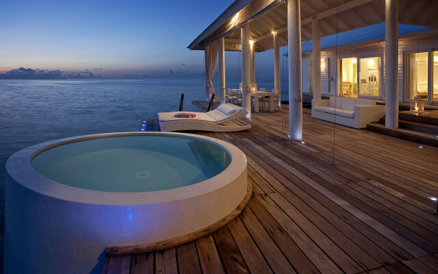 Diamonds Athuruga Maldives Resort & Spa