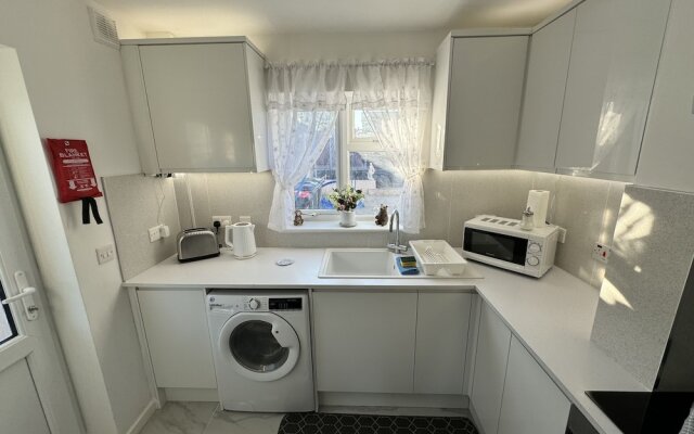 Modern 3-bed Hideaway Near Westgate With Parking