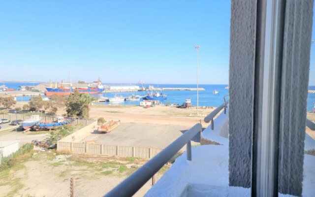 Apartment with 360° balcony and Direct Sea and Harbour View!