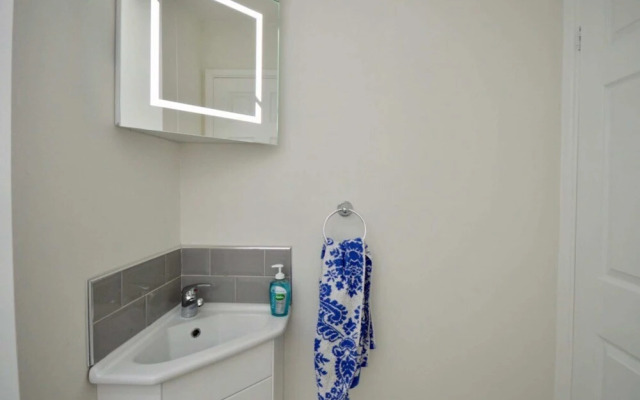 Lovely Modern Flat with Parking Near Airbus, Uwe, MOD